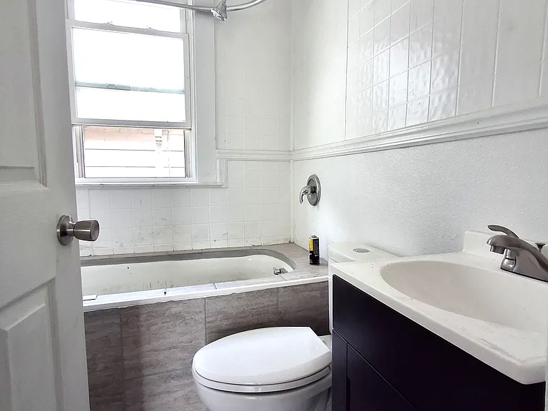 205 205/207 E 3rd St #205 — Photo 3