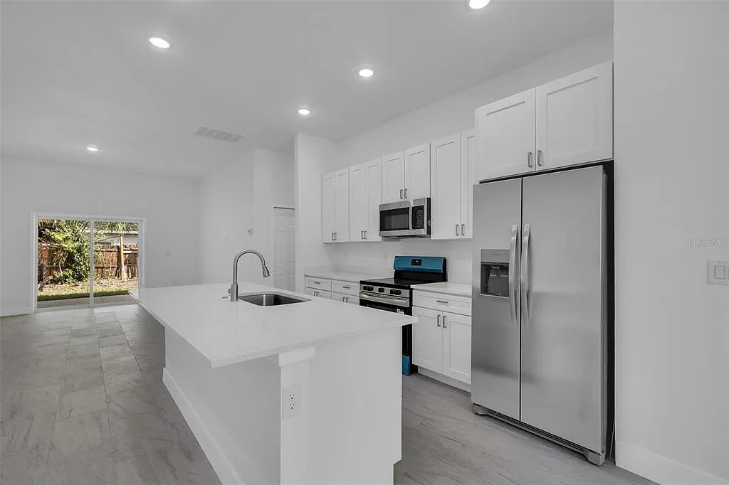 3 bed, 2.0 bath, 1900 sqft, $2,100 — Photo 3