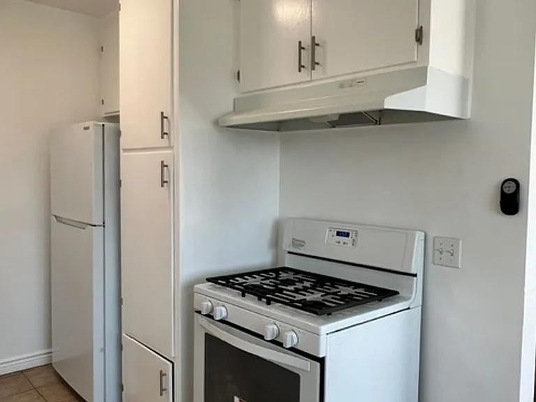 905 Edgewood St — Photo 7