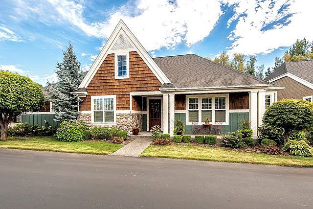 1st image of 1040 SE Creekside Dr