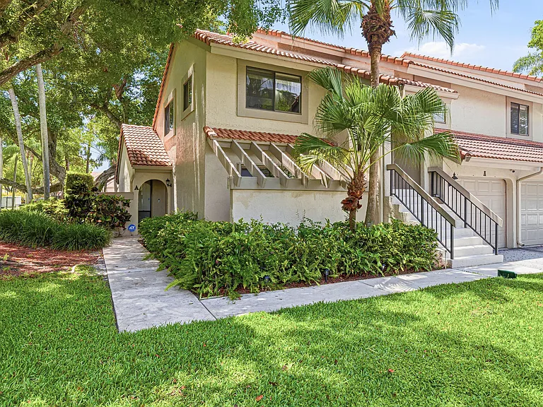 5530 Coach House Cir — Photo 1