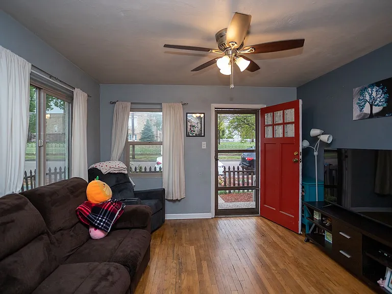 922 E High St — Photo 6