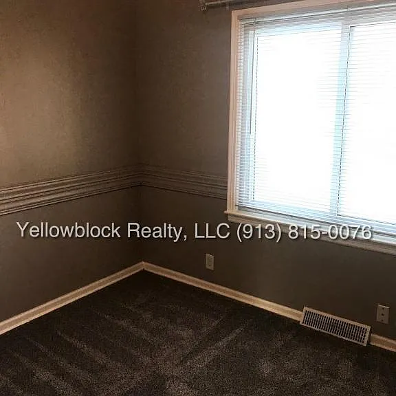 320 E 79th Ter — Photo 12