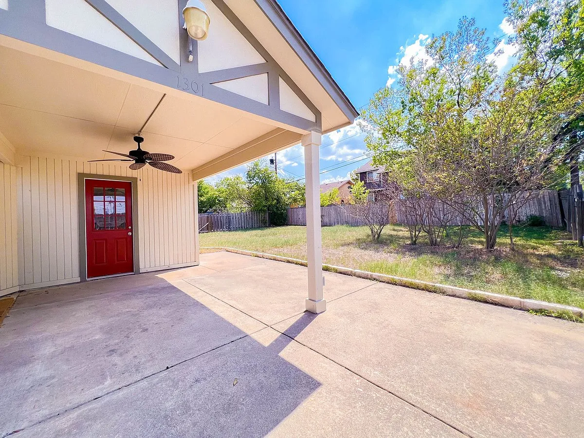 Building Photo - 1301 Pitcairn Dr
