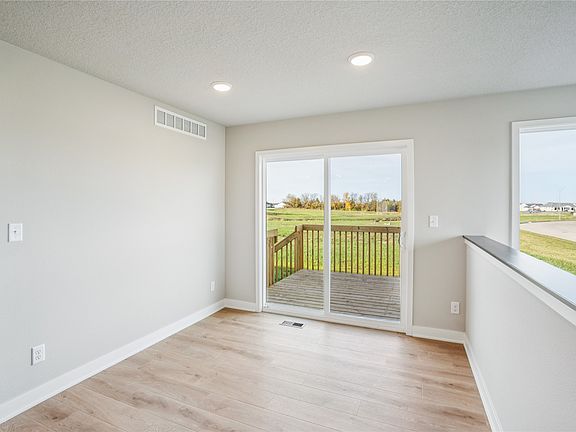 5th image of 724 NE Meadow Landing Dr