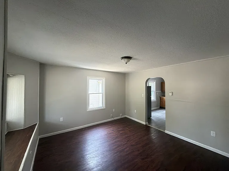 2305 Tate Ave — Photo 3