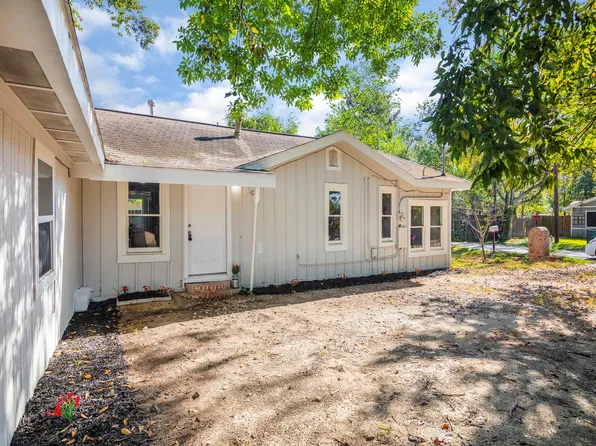 112 Oakdale St, Dayton, TX 77535
