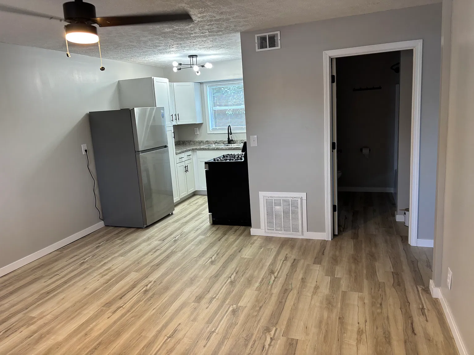 Newly Remodel 2 bedroom 1 bath apartment — Photo 3