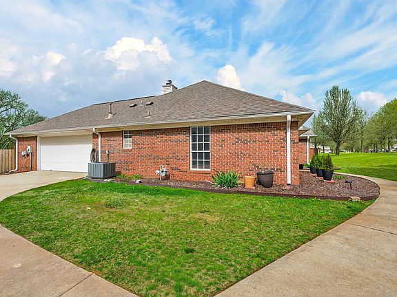 3rd image of 154 Silverstone Ln