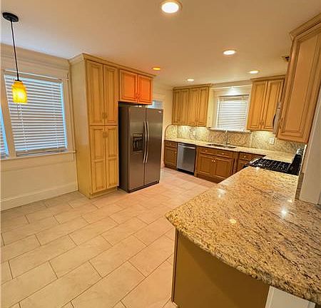 4th image of 502 E 66th St