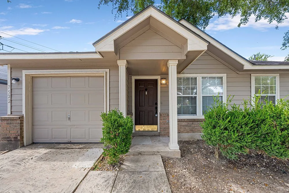 Charming 3-Bed Home with Fenced Yard & Garage in San Antonio Modern Comfort, Prime Value — Photo 4