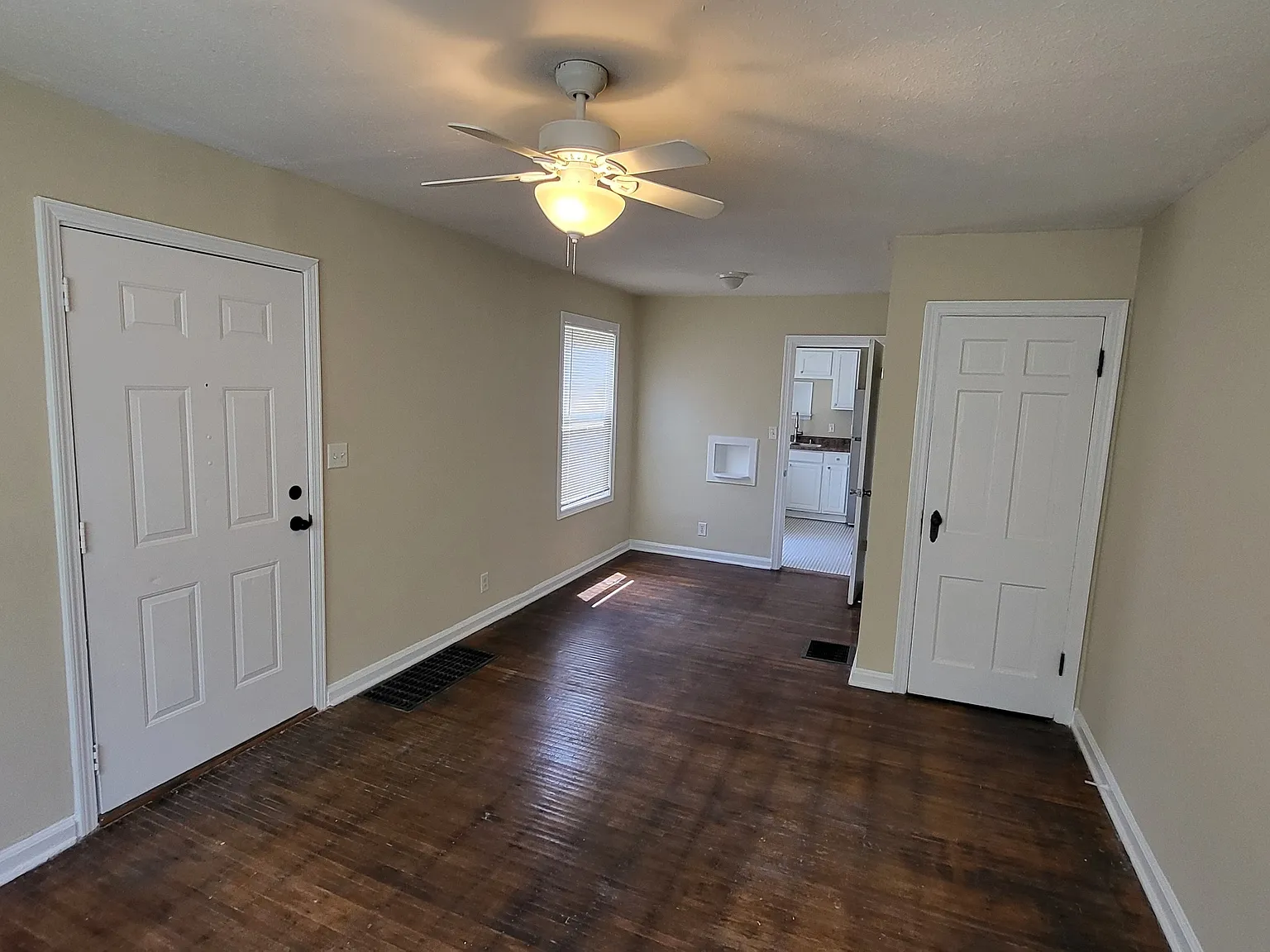 3 bed, 1.0 bath, 1200 sqft, $1,050 — Photo 3