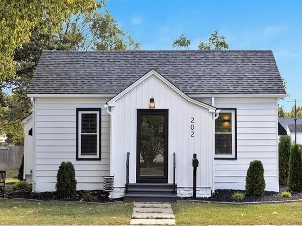202 E Olive St, Staunton, IL 62088
