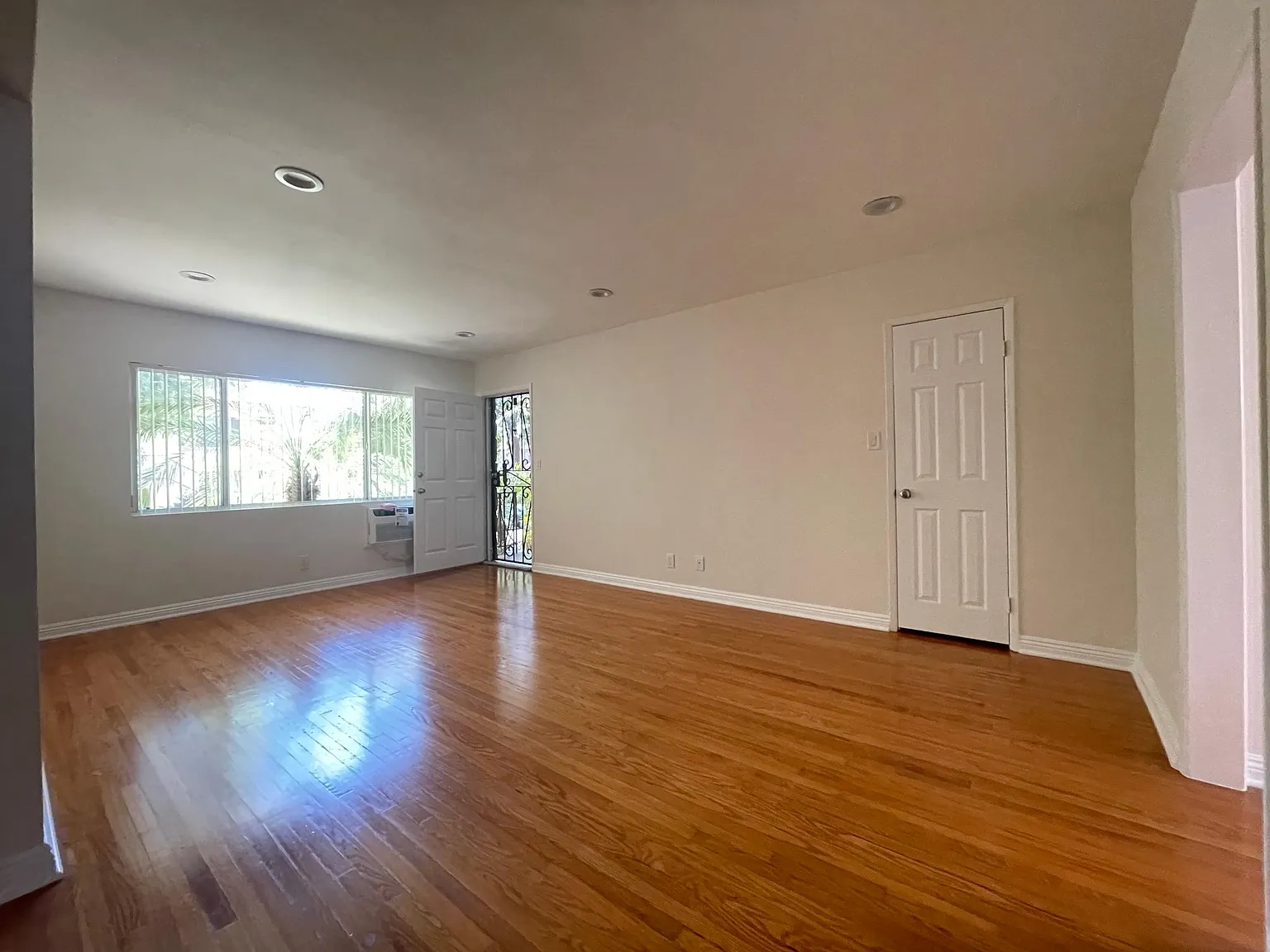 5881 Saturn St — Photo 2
