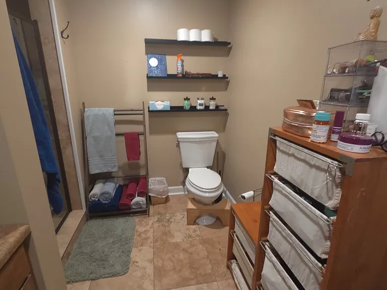 1010 Sherwood Cir — Photo 11