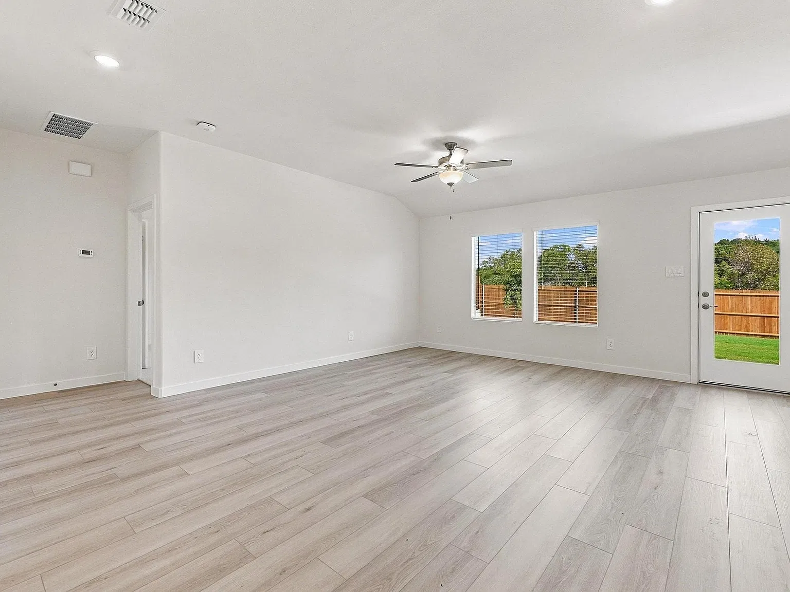 3 bed, 2.0 bath, 1659 sqft, $1,995 — Photo 3