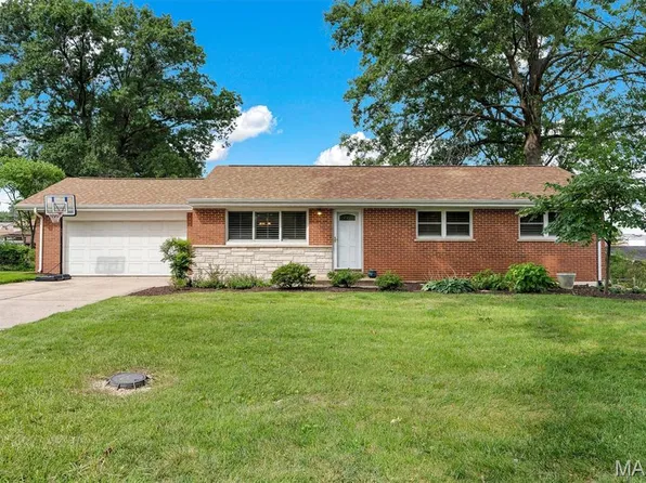 4 Montauk Dr, Saint Louis, MO 63146