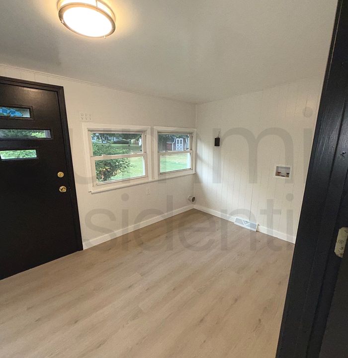 2nd image of 32 Market St