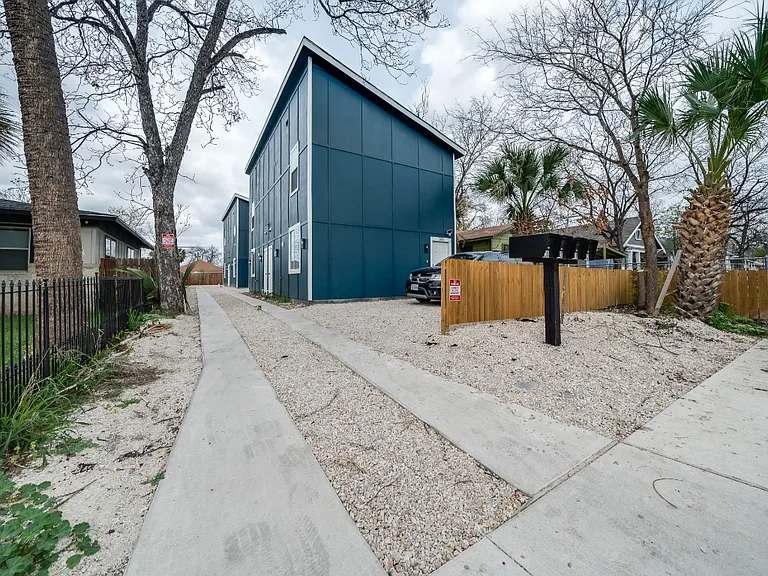 1005 Essex St #202 — Photo 28