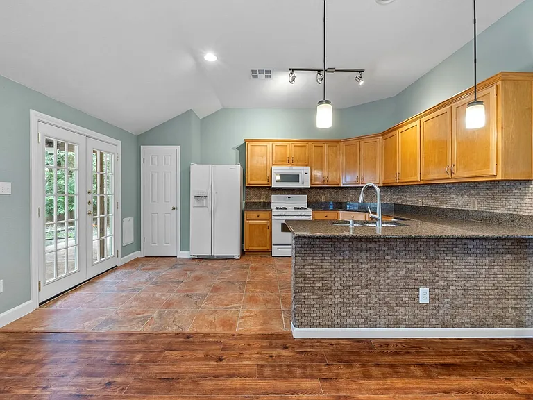 1310 Brighton Bend Ln — Photo 10