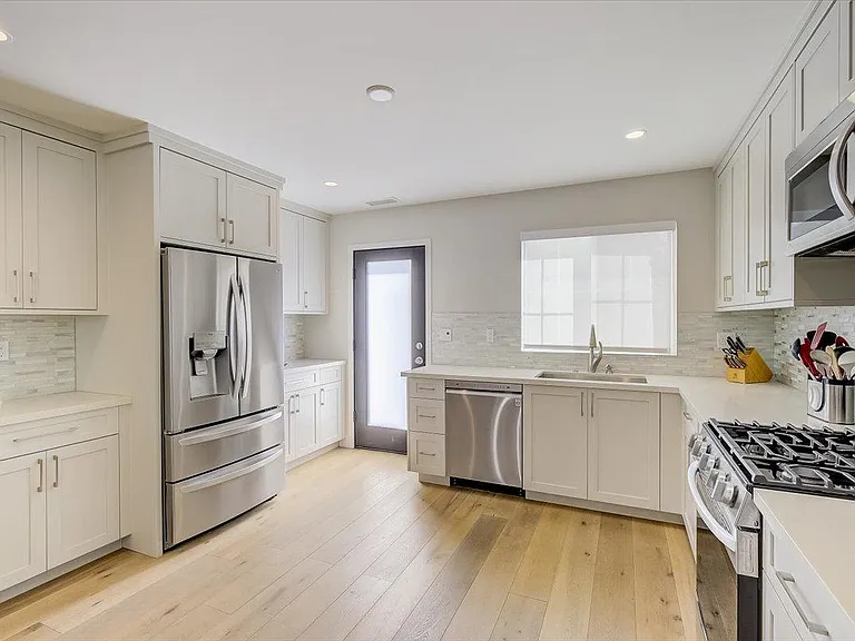 1832 S Redondo Blvd — Photo 11