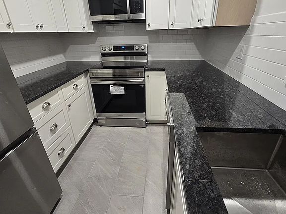 4th image of 1465 E Putnam Ave APT 331