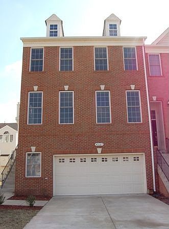 END UNIT BRICK FRONT TOWNHOME