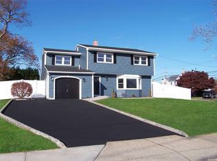 13 Cannon Dr, Holbrook, NY 11741