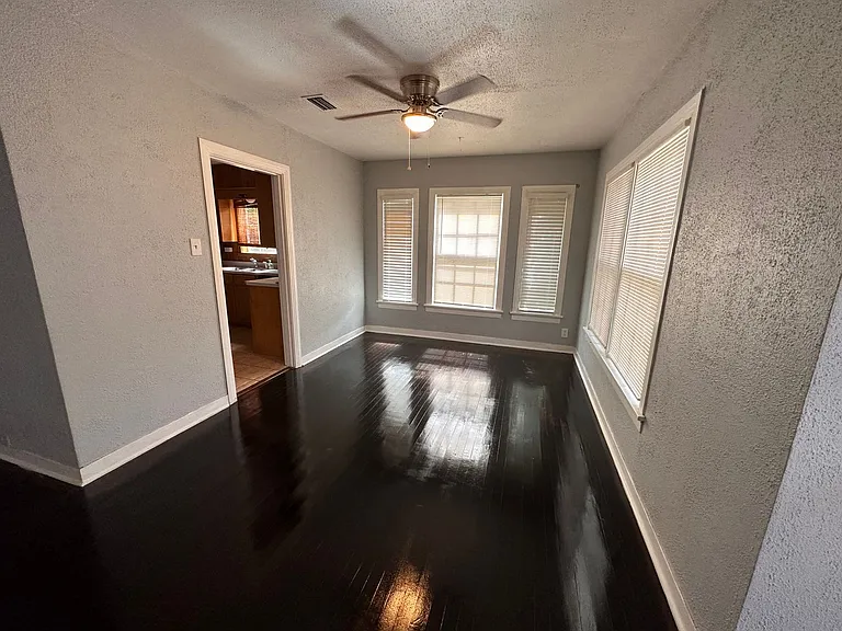 211 W Holland St — Photo 3