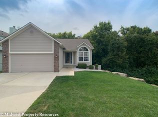 100 NW Whitlock Dr, Lees Summit, MO 64081
