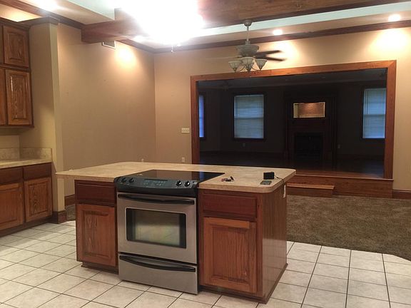OPEN Kitchen with bar in center, fits 5 barstools