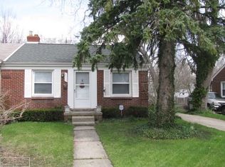 19111 Roscommon St, Harper Woods, MI 48225