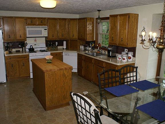 Eat-In Kitchen
