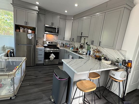3rd image of 10249 Louise Ave