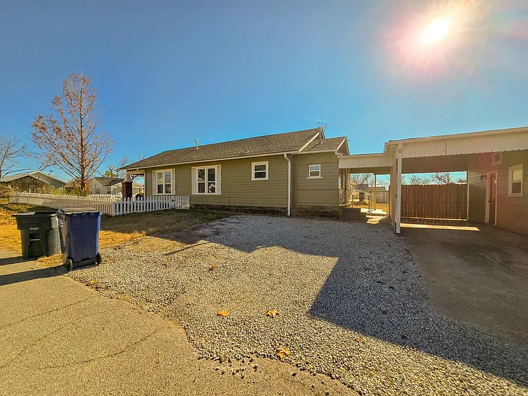 1224 N Market Ave — Photo 35