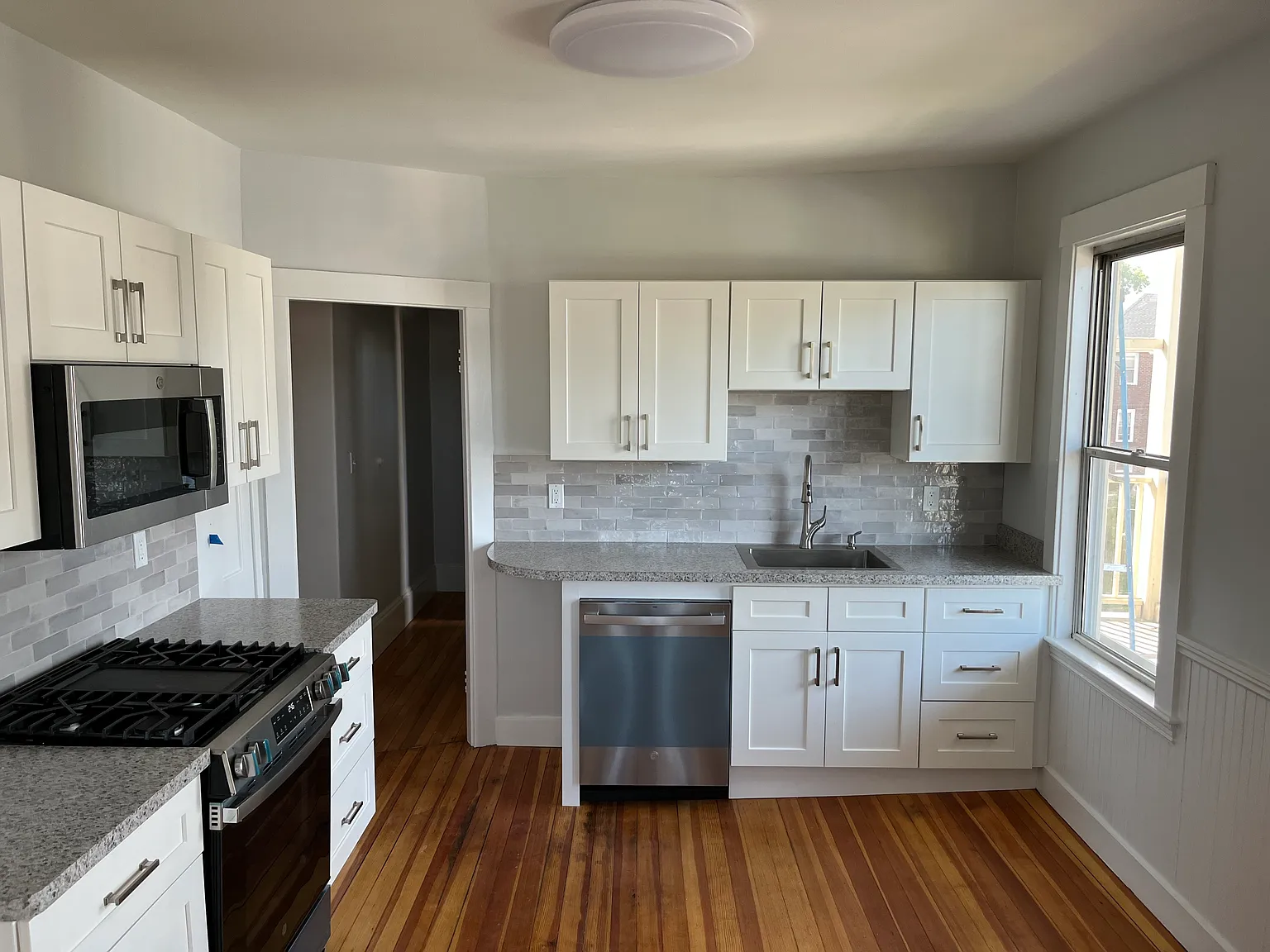 3 bed, 1250 sqft, $3,400 — Photo 4