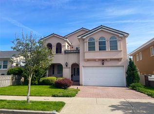 15 W Penn St, Long Beach, NY 11561