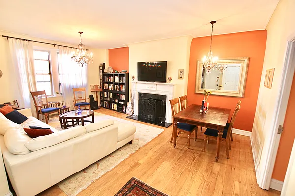 Sold by Remax City Square | media 2