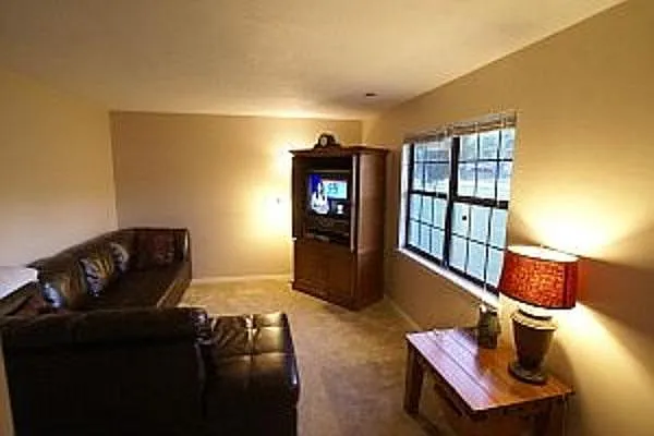 3 bed, 1.5 bath, 962 sqft, $1,450 — Photo 3