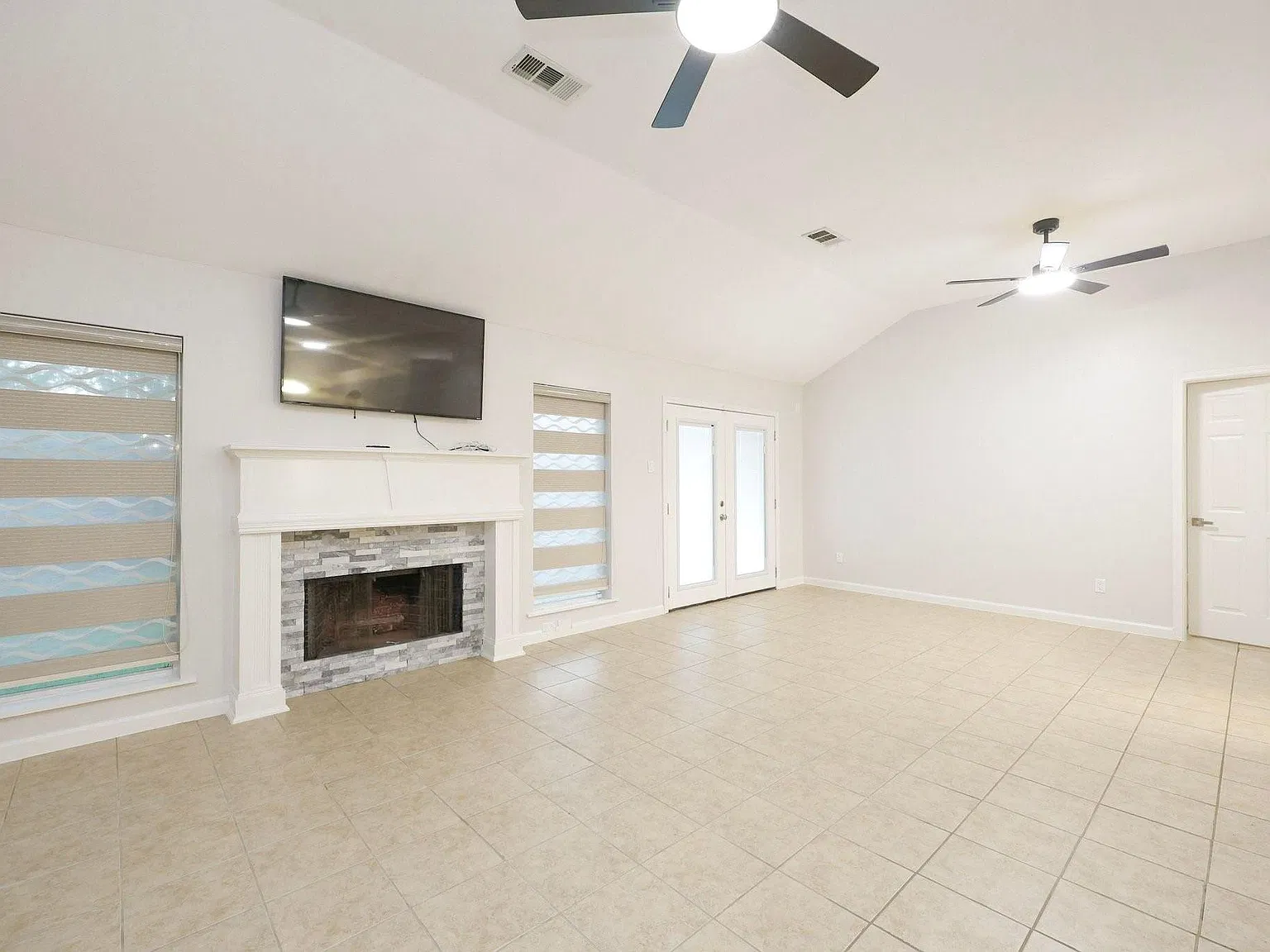 3 bed, 2.0 bath, 1569 sqft, $2,200 — Photo 3