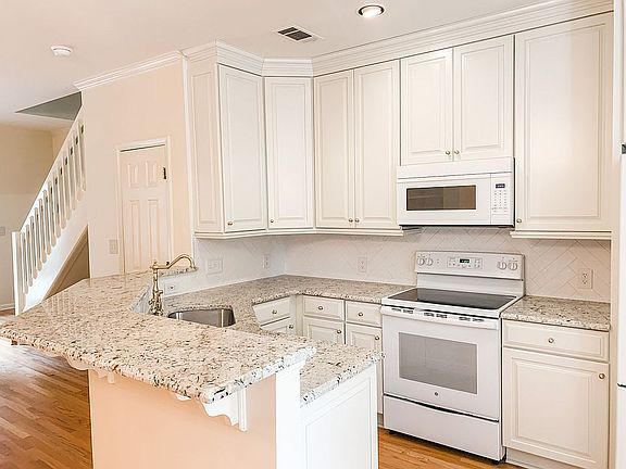 Kitchen - granite counters