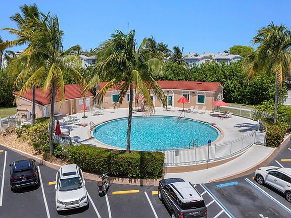 2nd image of 3930 S Roosevelt Blvd #N302