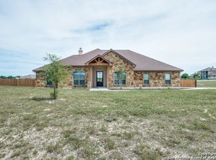 192 Abrego Lake Dr, Floresville, TX 78114