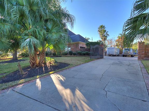 3rd image of 2714 Heatherbend Dr