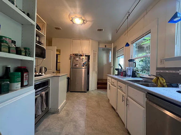 2836 Derby St — Photo 53