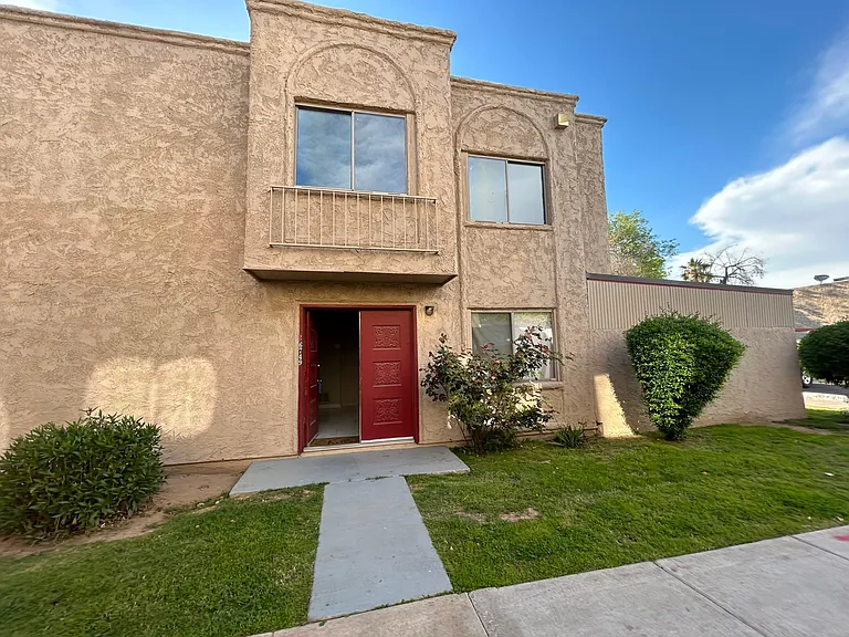 6749 W Devonshire Ave — Photo 2