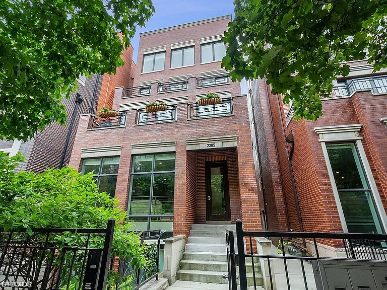 2305 W Wabansia Ave #3 — Photo 2