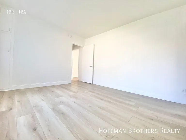 12410 Chandler Blvd — Photo 11