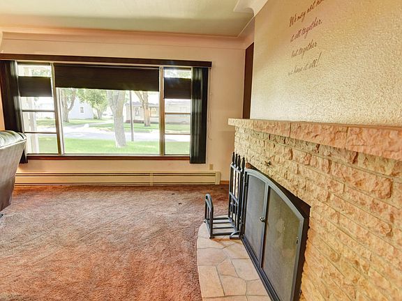 5th image of 1568 Maplecrest Dr