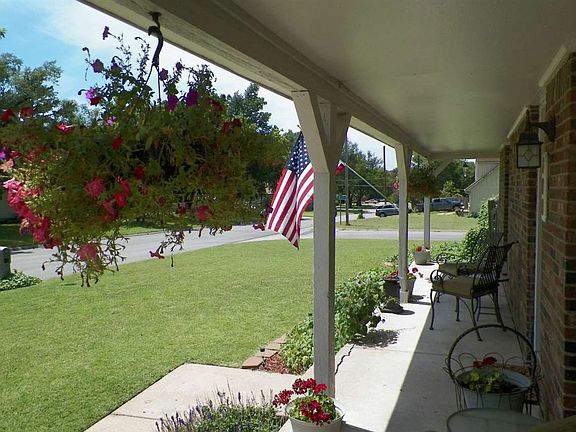 4th image of 800 SE 4th St